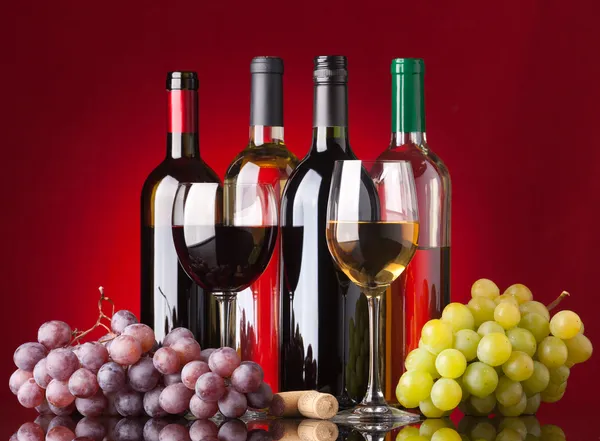 Garrafas, copos e uvas — Fotografia de Stock