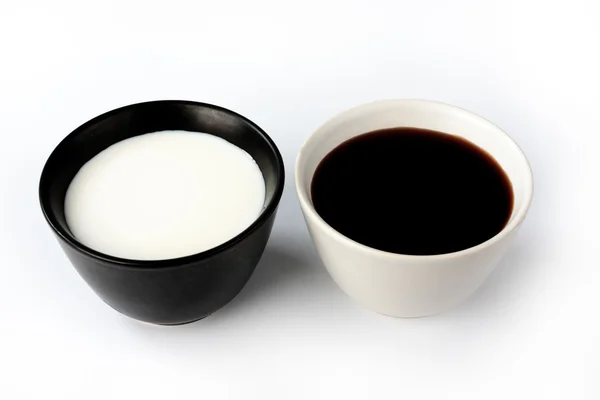 黒と白のカップ — ストック写真