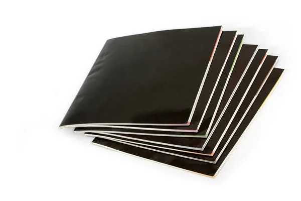 Куча журналов с чёрными обложками — стоковое фото
