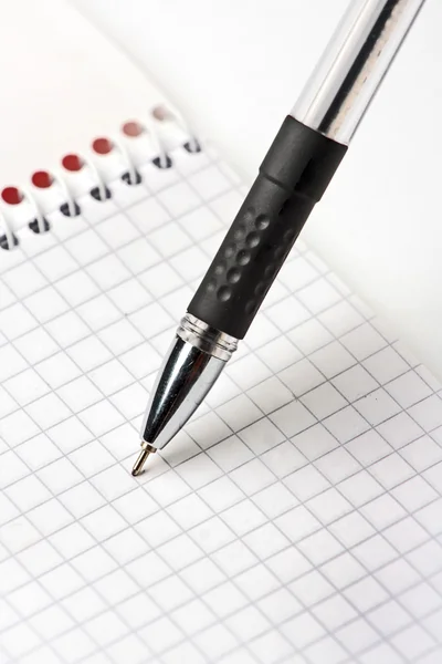 Geopende notebook en pen — Stockfoto