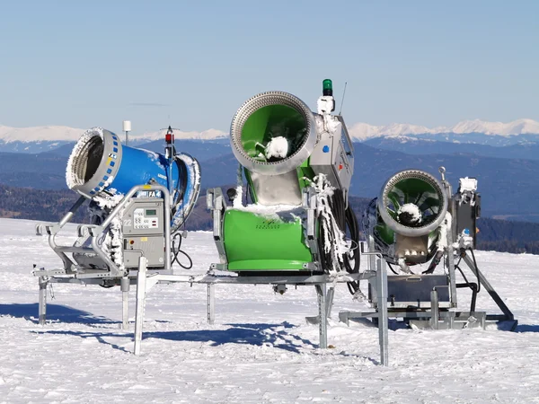 Cannoni di neve su un'alta montagna — Foto Stock