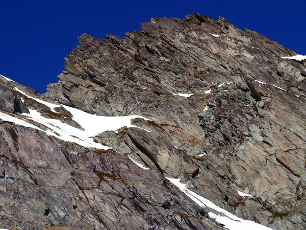 Rocce di un'alta montagna — Foto Stock