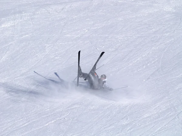 Usmívající se lyžař spadne na sjezdovce. — Stock fotografie