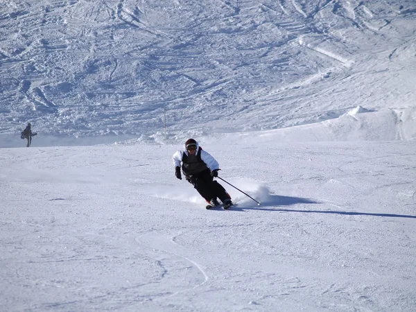 Skifahrer auf der Skipiste. — Stockfoto