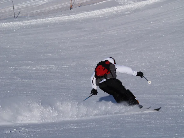 Kayak pistinde kayakçı. — Stok fotoğraf