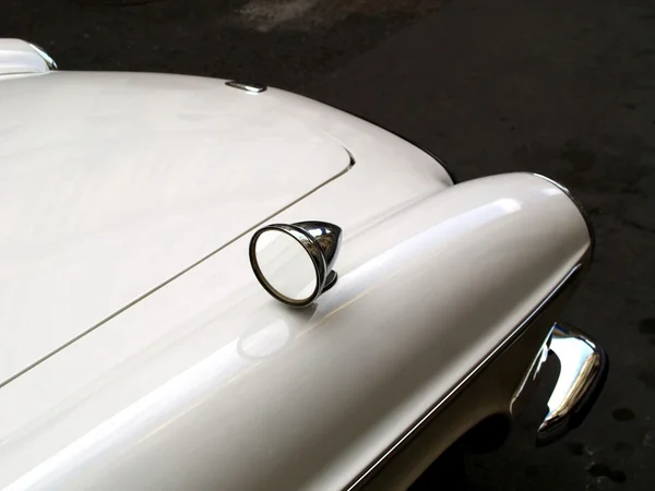 Старий білий автомобіль — стокове фото