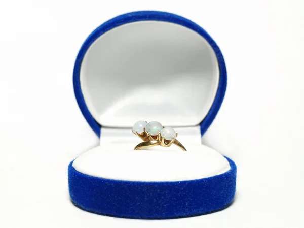 Ring in einer blauen Schachtel — Stockfoto