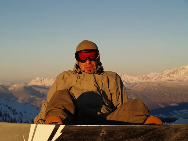 Snowboardista sedí — Stock fotografie