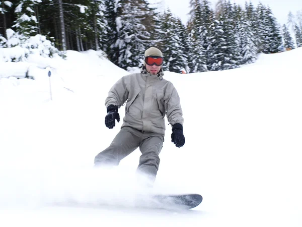 Snowboarder rutscht auf der Piste. — Stockfoto