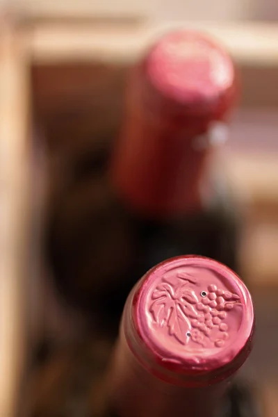 Weinkiste mit Flaschen — Stockfoto