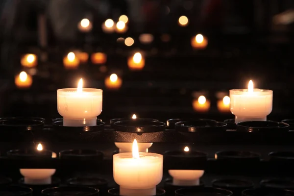 Fiamme di candele ardenti in chiesa — Foto Stock