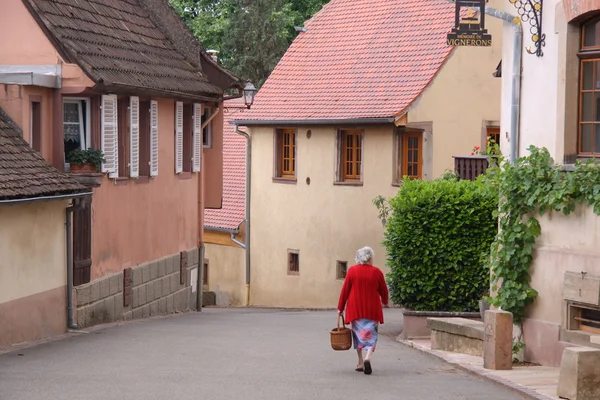 Village ruelle avec vieille femme — Photo