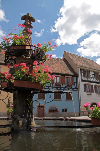 Wieś fontanna z z niebieski z muru pruskiego — Zdjęcie stockowe