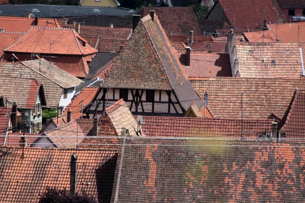 Wieś z czerwone pokrycia dachów — Zdjęcie stockowe