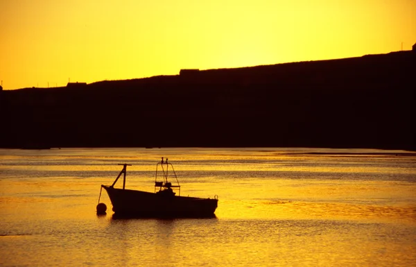 Barca nel porto con luce dorata — Foto Stock