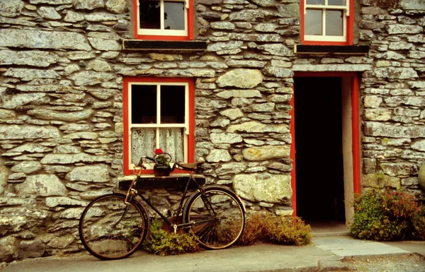 Vieille maison avec vélo — Photo