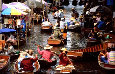 Floating markets of Damnoen Saduak clipart