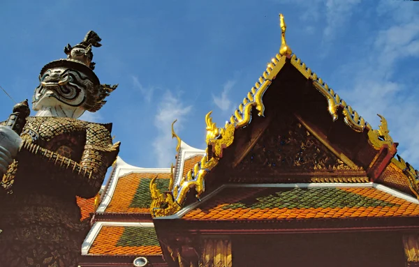 Buddhistic tapınak bekçisi heykeli — Stok fotoğraf