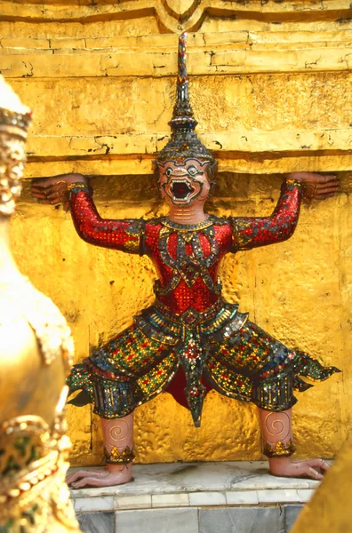 Буддийская статуя хранителя храма — стоковое фото