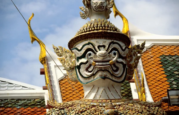 Buddhistiska tempel keeper staty — Stockfoto