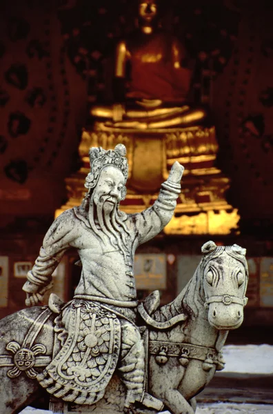Буддійський храм зберігач статуя — стокове фото