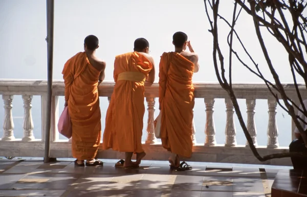 Monaci buddisti in arancione — Foto Stock