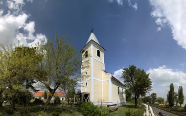 Balaton Gölü 'ndeki köy kilisesi.