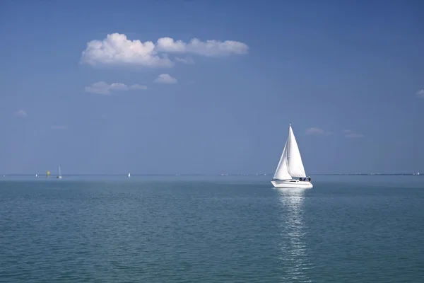Weißes Segelboot auf dem Balaton — Stockfoto