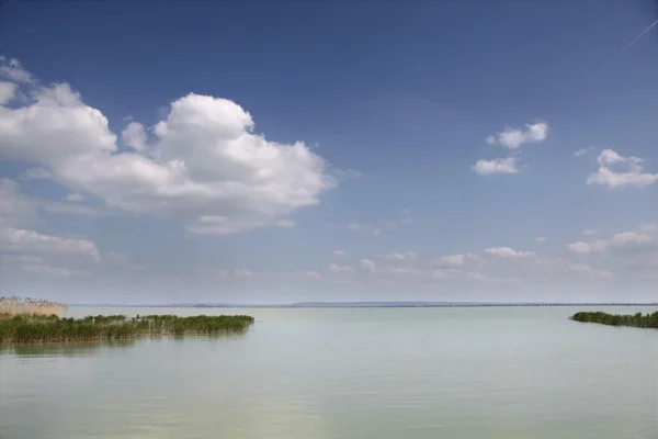 Het Balatonmeer in de buurt van szigliget — Stockfoto