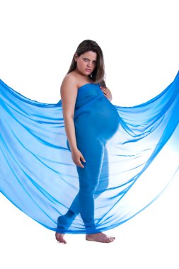 Kumaş giymiş hamile genç bir kadın.