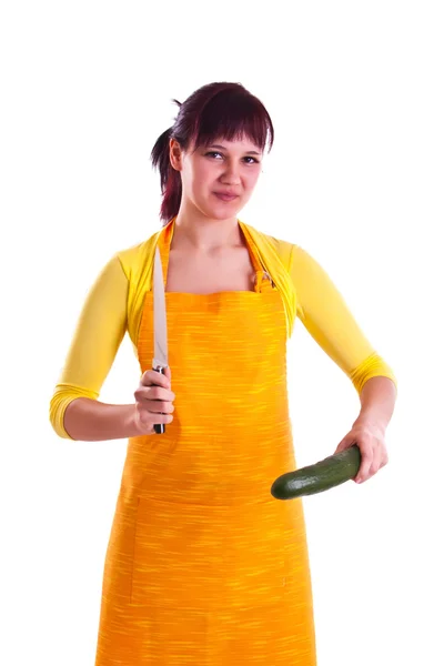 Dona de casa com uma faca e pepino — Fotografia de Stock