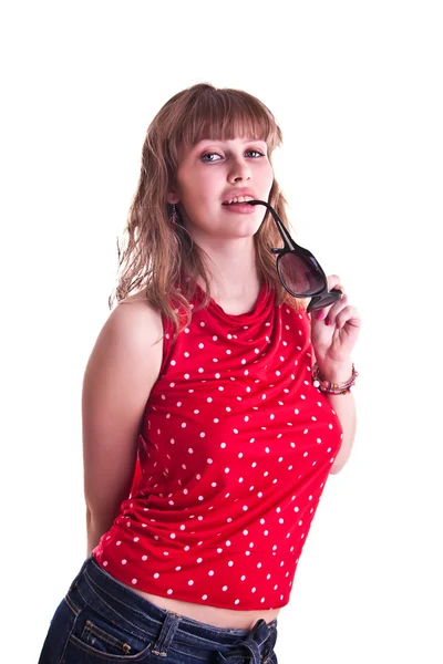 Kobieta w czerwona bluzka zauważył z okulary przeciwsłoneczne — Zdjęcie stockowe
