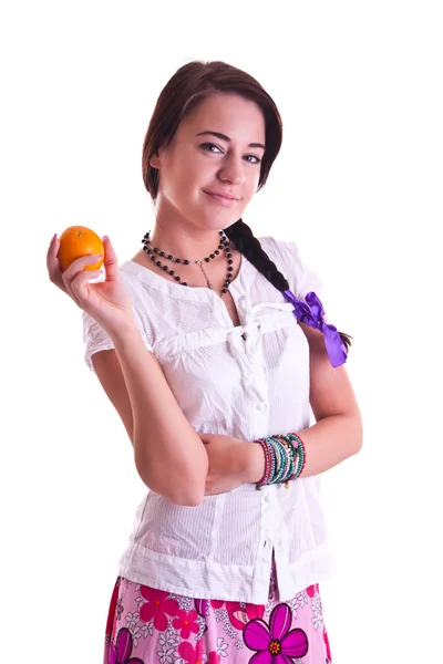 Женщина в рубашке с апельсином — стоковое фото