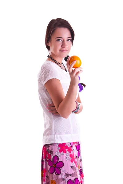 Una mujer de camisa con una naranja — Foto de Stock