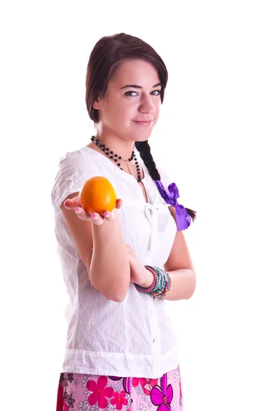 En kvinna i skjorta med en orange — Stockfoto