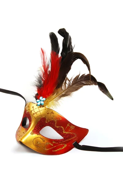 Máscara roja y dorada con plumas — Foto de Stock