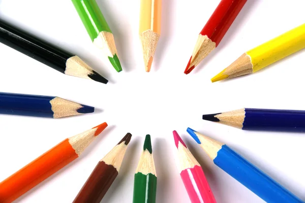 Färgade pennor på en vit bakgrund — Stockfoto