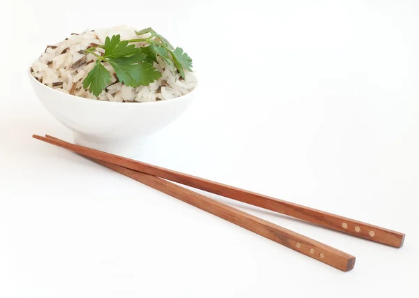 haşlanmış pirinç ve chopsticks yakınındaki kase
