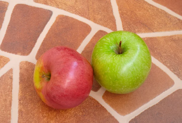 Apples over floor — Stock Photo, Image