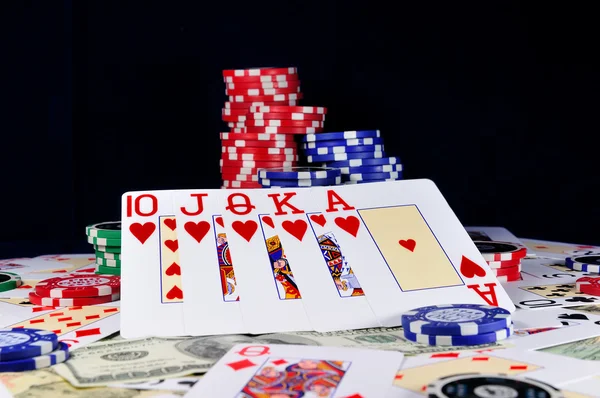 Spillekort med gambling chips og penge - Stock-foto