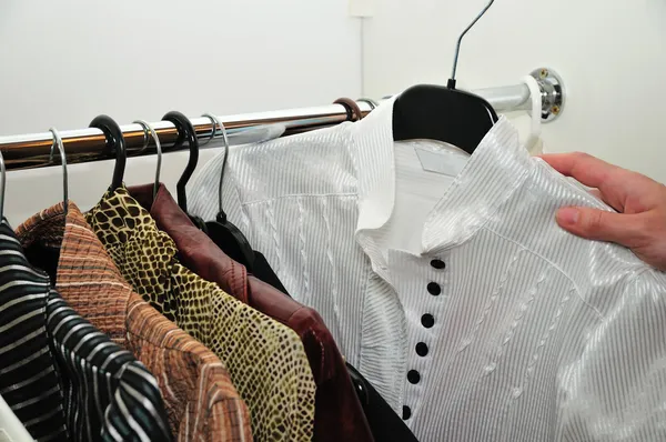 Keuze van een blouse — Stockfoto