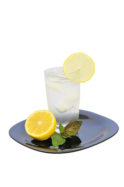 Vaso de agua con limón — Foto de Stock