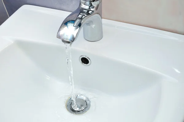 Lavabo con acqua corrente — Foto Stock