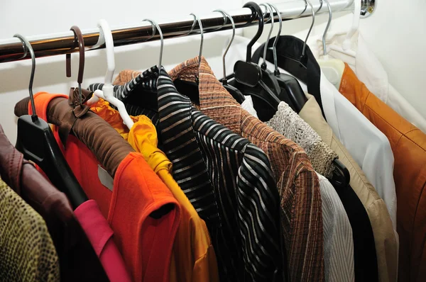 Kleding in de garderobe — Stockfoto