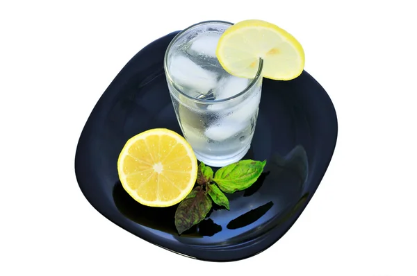 Стакан воды с лимоном 2 — стоковое фото