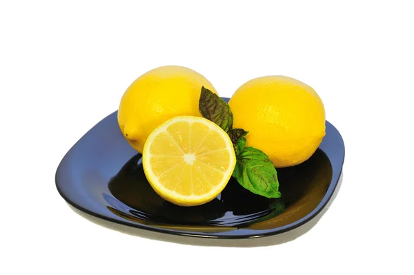 Citroner på tallrik — Stockfoto