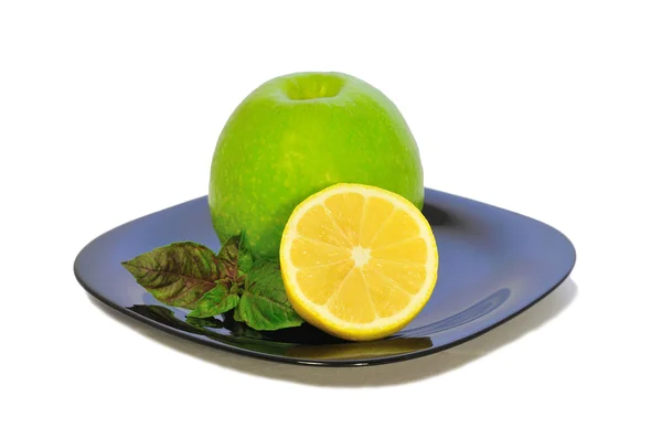 Apfel auf einem Teller — Stockfoto