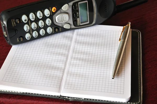 Caderno com caneta e telefone — Fotografia de Stock