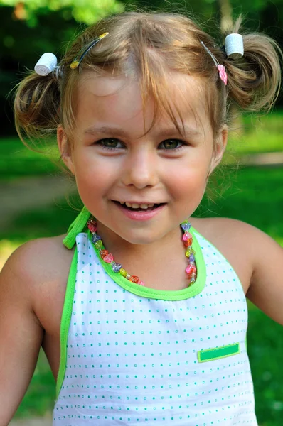 Klein meisje spelen in het groene park — Stockfoto