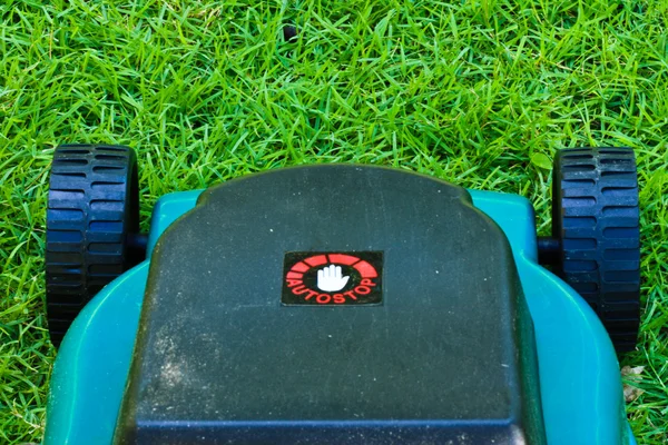 芝生の発動機 (上面、カット) — ストック写真